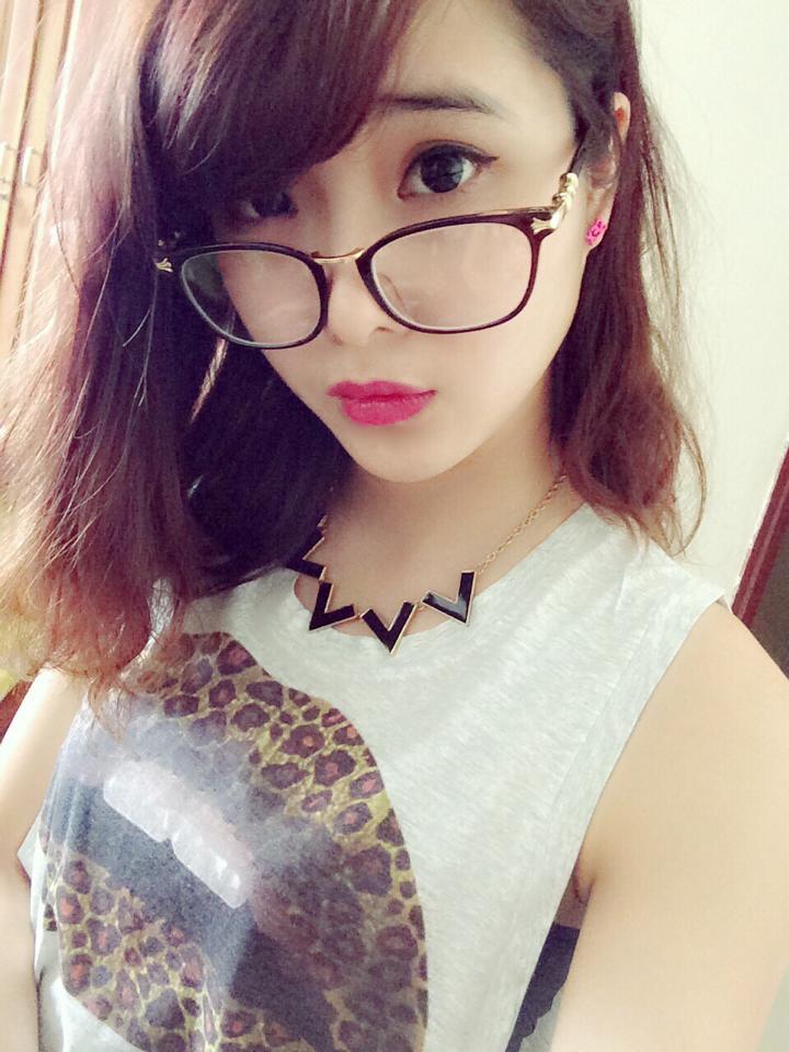桌子下的秘书2